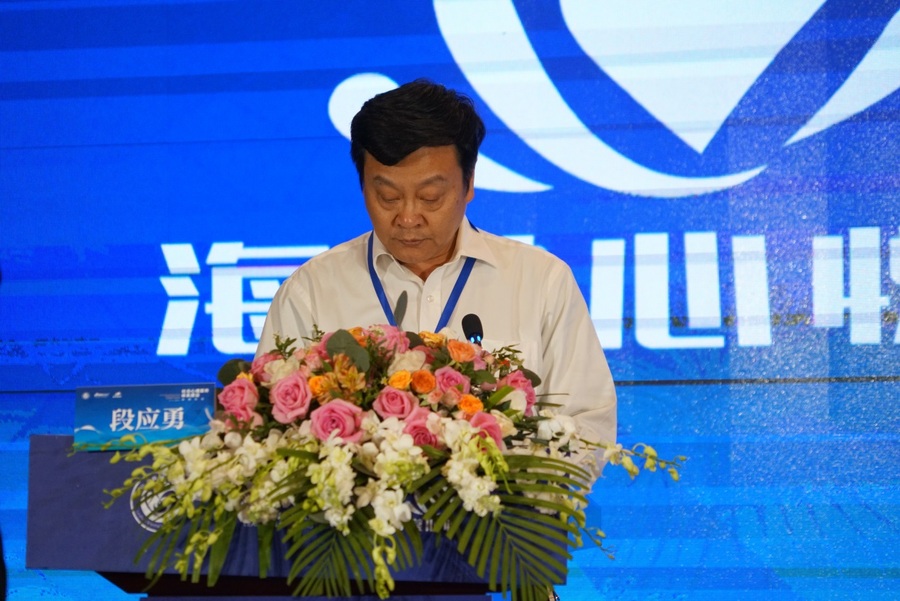 图为乐山市卫生健康委党组成员,副主任曾伟主持论坛.